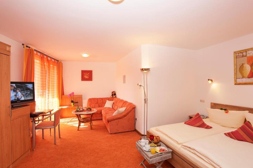 Land- Und Aktivhotel Altmuehlaue Бад-Родах Номер фото